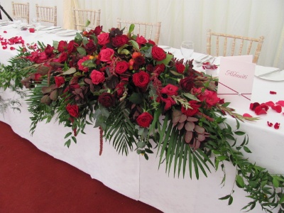 Red hot head table arrangement